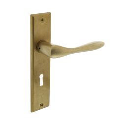 Deurkruk Banaan met schild sleutelgat 56 mm messing getrommeld