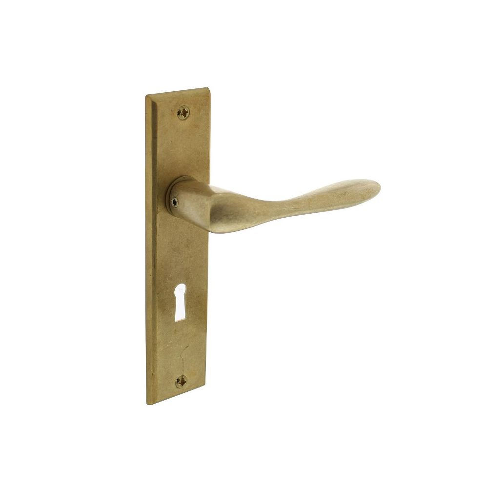 Deurkruk Banaan met schild sleutelgat 56 mm messing getrommeld