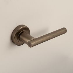 Deurkruk Mila op rond rozet - PVD gun metal