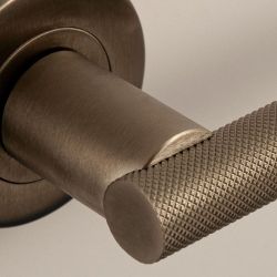 Deurkruk Mila op rond rozet - PVD gun metal