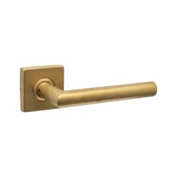 Intersteel deurkruk Jura met rozet massief verdekt 53x53x10mm met nokken - PVD messing getrommeld