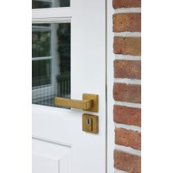 Intersteel deurkruk Amsterdam met rozet massief verdekt 53x53x10mm met nokken - PVD messing getrommeld