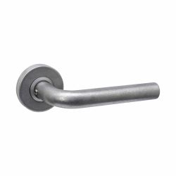 Intersteel deurkruk Luzern met rozet massief verdekt ø53x10mm met nokken - PVD RVS getrommeld