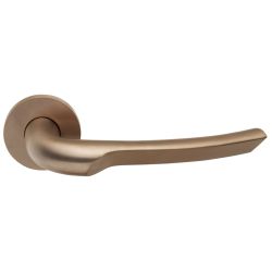 Deurkruk Rivio by Gensler GL102-G deurkruk geveerd op rozet - PVD licht brons