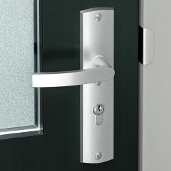 AXA Curve Plus veiligheidsbeslag voordeur gebogen schild D-knop/Blok-kruk PC72 met kerntrekbeveiliging SKG3 - aluminium