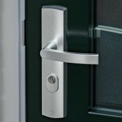 AXA Curve Plus veiligheidsbeslag achterdeur gebogen schild Blok-kruk PC55 met kerntrekbeveiliging SKG3 - aluminium