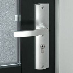AXA Curve Plus veiligheidsbeslag achterdeur gebogen schild Blok-kruk PC92 met kerntrekbeveiliging SKG3 - aluminium