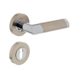 Deurkruk 1685 Nicol op rond rozet 7mm nokken met sleutelgat plaatjes chroom/nikkel mat