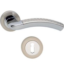 Deurkruk 1688 Sharon op rond rozet 7mm nokken met sleutelgat plaatjes chroom/nikkel mat