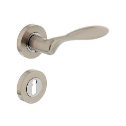 Deurkruk 1695 George op rond rozet 7mm nokken met sleutelgat plaatjes nikkel mat