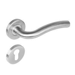 Deurkruk 1275 Lisa op rond rozet staal met 7mm nok met profielcilindergat  plaatjes RVS 
