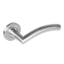 Deurkruk 1276 Lisa 90°op rond rozet staal met 7mm nok RVS 
