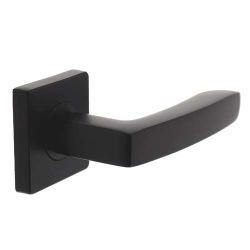 Deurkruk Minos op vierkant rozet 7mm nokken mat zwart